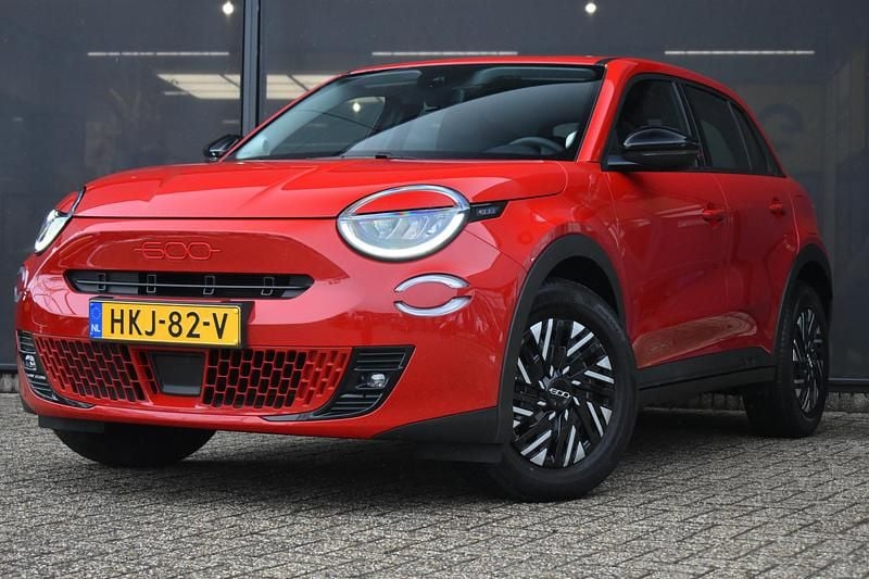 Rood Occasion 2025 Fiat 600E Red SUV | € 26.395 (Eerlijke prijs) - Afbeelding 1/4
