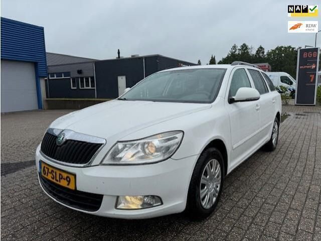 Wit Gebruikt 2011 Skoda Octavia Ambition Stationwagen | € 2.250 (Eerlijke prijs) - Afbeelding 1/4