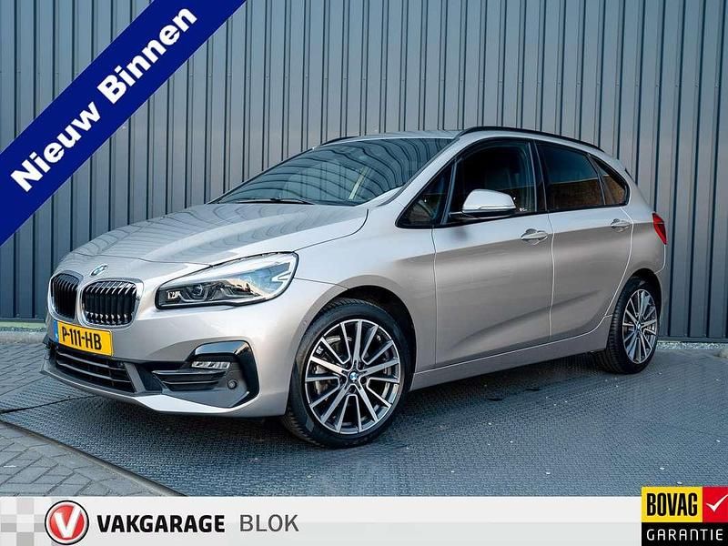 Grijs Gebruikt 2022 BMW 218 Active Tourer Sport Line MPV | € 31.445 (Iets duurder) - Afbeelding 1/4