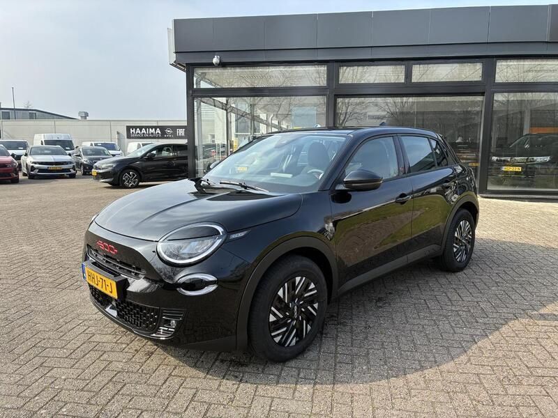 Zwart Nieuw 2025 Fiat 600E Red SUV | € 37.645 - Afbeelding 1/3