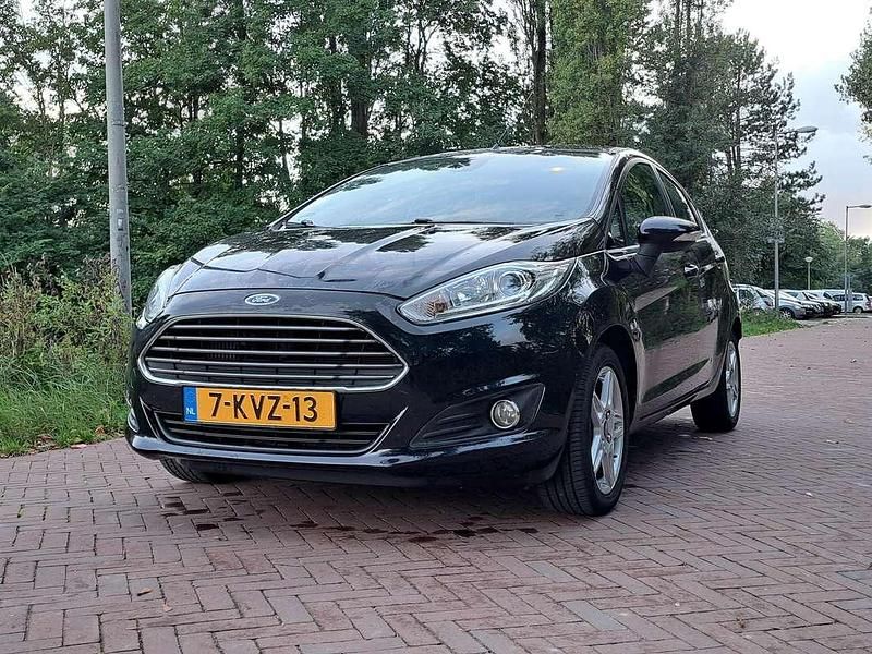Zwart Gebruikt 2013 Ford Fiesta Titanium Hatchback | € 4.950 (Goede deal) - Afbeelding 1/4