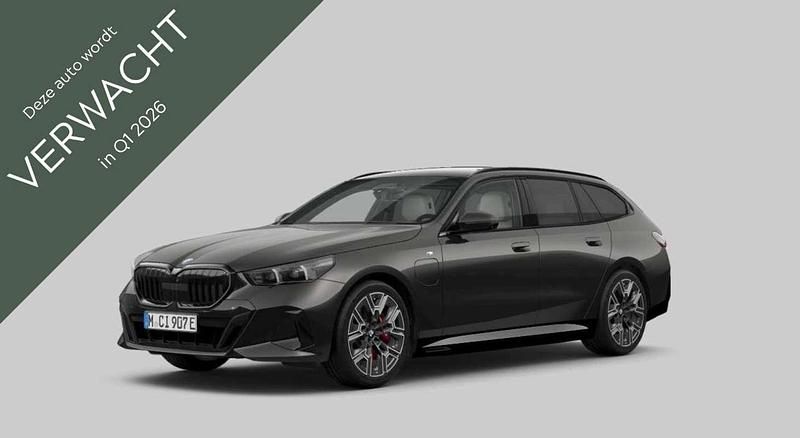 Grijs Occasion 2025 BMW 550e M Sport Stationwagen | € 89.888 (Iets duurder) - Afbeelding 1/2