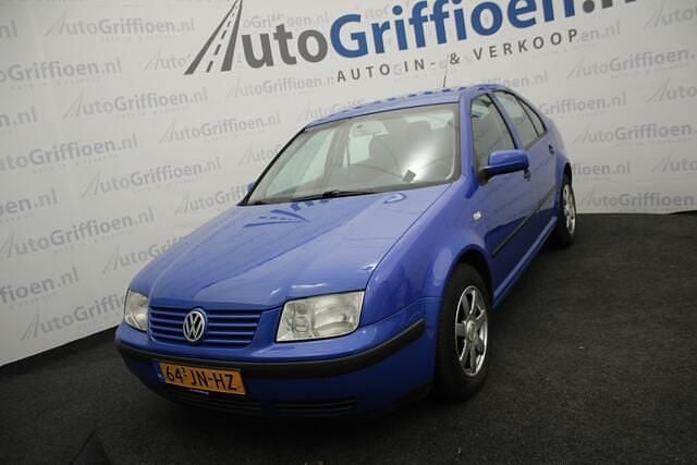Blauw Occasion 2002 VW Bora Sedan | € 2.390 (Eerlijke prijs) - Afbeelding 1/4