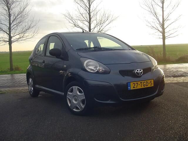 Occasion Toyota Aygo 68 PK (50 kW) 2012 Grijs Hatchback