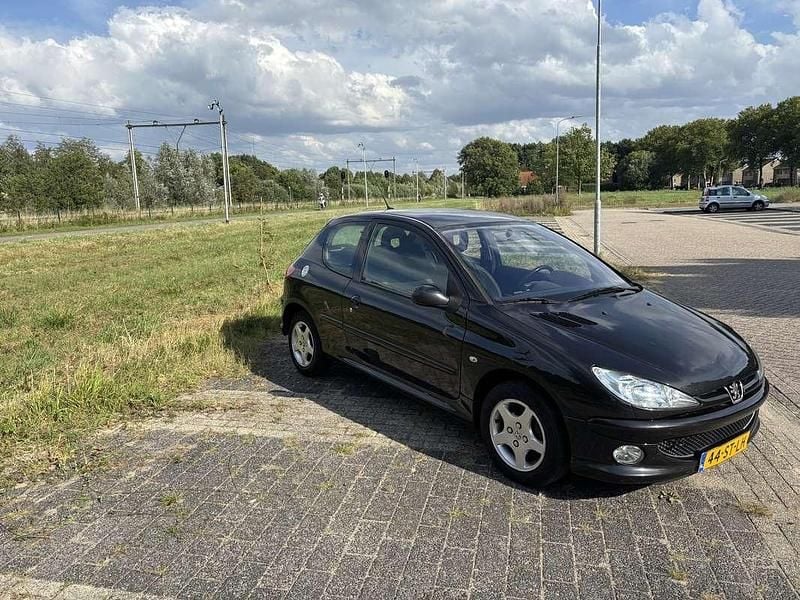 Zwart Occasion 2006 Peugeot 206 Hatchback | € 1.150 (Eerlijke prijs) - Afbeelding 1/4