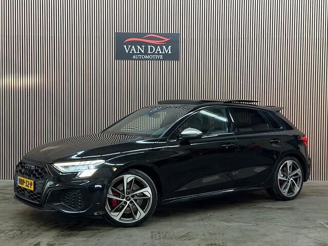 Zwart (metallic) Gebruikt 2020 Audi A3 Sportback Edition .1 Hatchback | € 34.900 (Eerlijke prijs) - Afbeelding 1/4