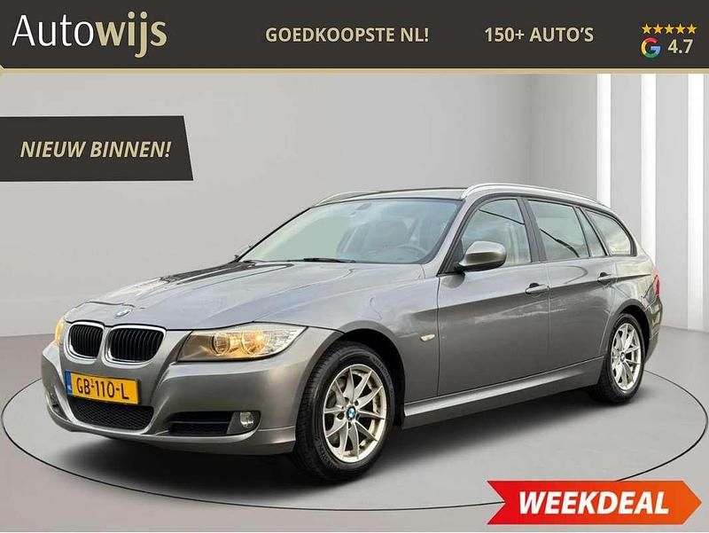 Grijs Gebruikt 2012 BMW 318 Luxury Line Stationwagen | € 3.390 (Eerlijke prijs) - Afbeelding 1/4