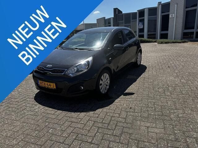 Zwart Gebruikt 2014 Kia Rio Hatchback | € 7.500 (Goede deal) - Afbeelding 1/4