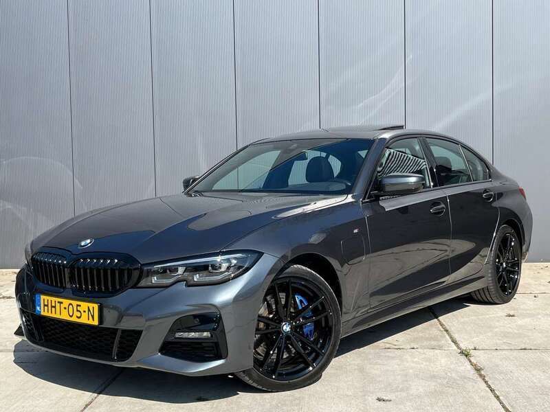 Grijs, metallic lak Gebruikt 2021 BMW 330e Executive Sedan | € 36.495 (Goede deal) - Afbeelding 1/4