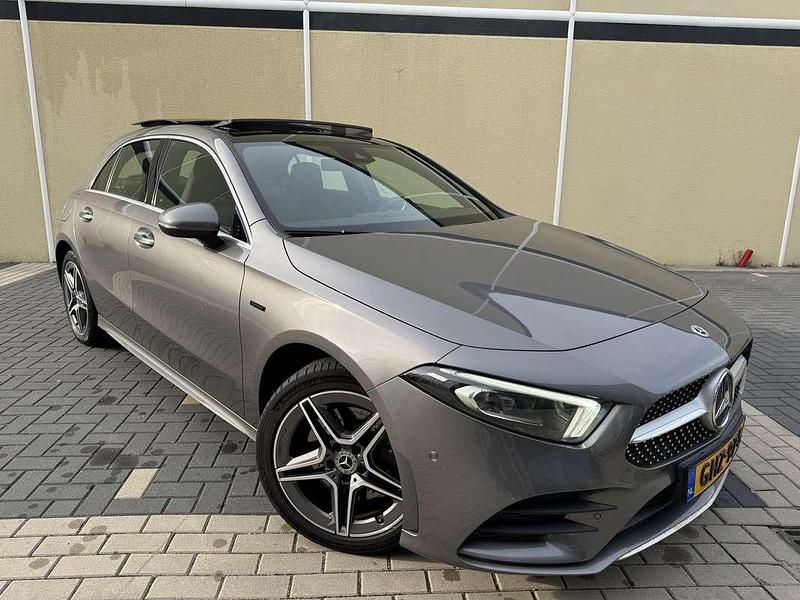 Grijs Gebruikt 2021 Mercedes A250 AMG Hatchback | € 26.950 (Eerlijke prijs) - Afbeelding 1/4