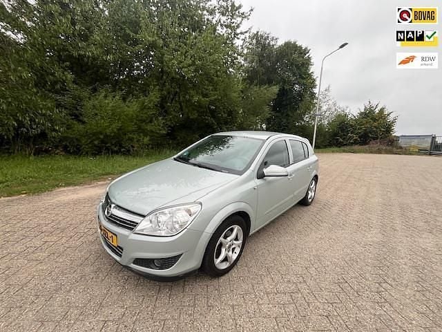Groen Gebruikt 2009 Opel Astra Edition Hatchback | € 2.450 (Eerlijke prijs) - Afbeelding 1/4