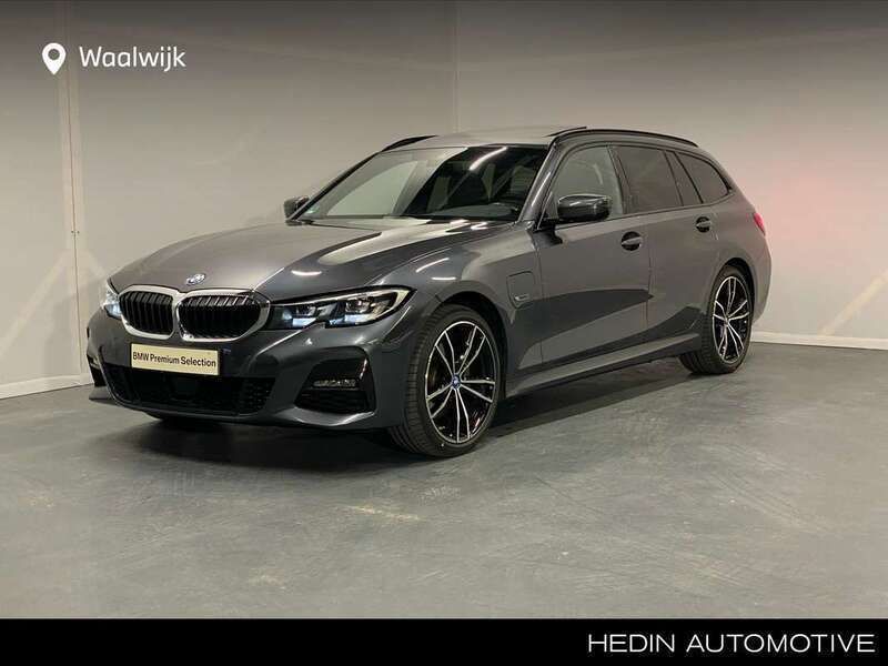 Grijs, metallic lak Gebruikt 2021 BMW 320 Executive Stationwagen | € 34.880 (Iets duurder) - Afbeelding 1/4