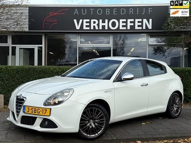 Wit Gebruikt 2013 Alfa Romeo Giulietta Distinctive Hatchback | € 6.450 (Eerlijke prijs) - Afbeelding 1/4