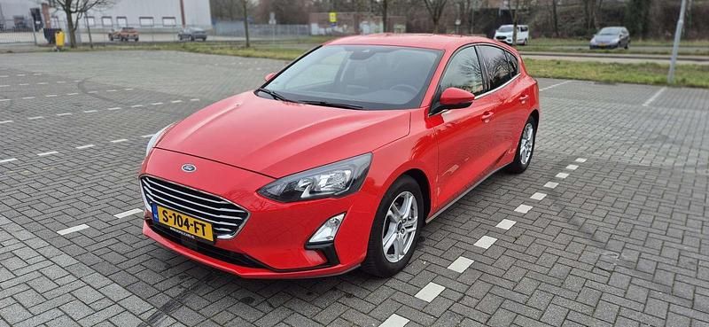 Rood Occasion 2021 Ford Focus ST-Line Hatchback | € 17.000 (Goede deal) - Afbeelding 1/4