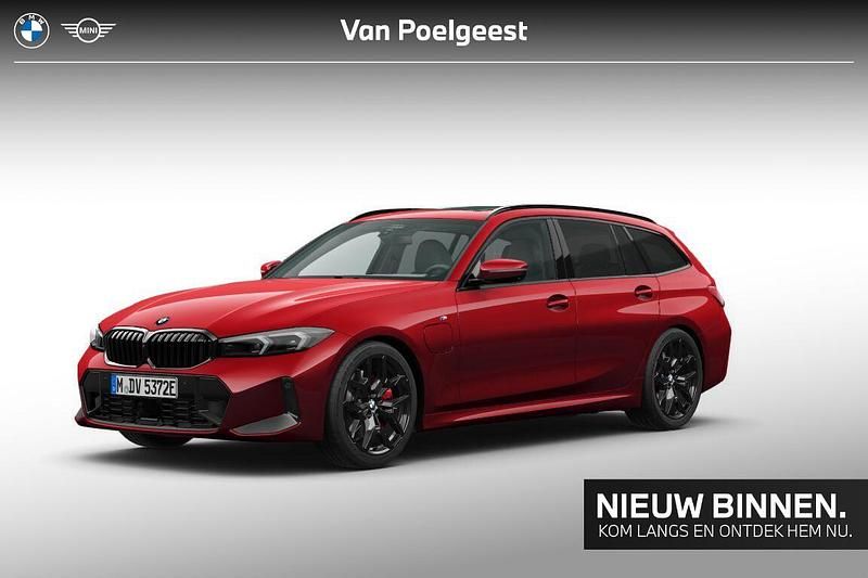 Rood, metallic lak Gebruikt 2025 BMW 330e Comfort Edition Stationwagen | € 60.995 (Iets duurder) - Afbeelding 1/2