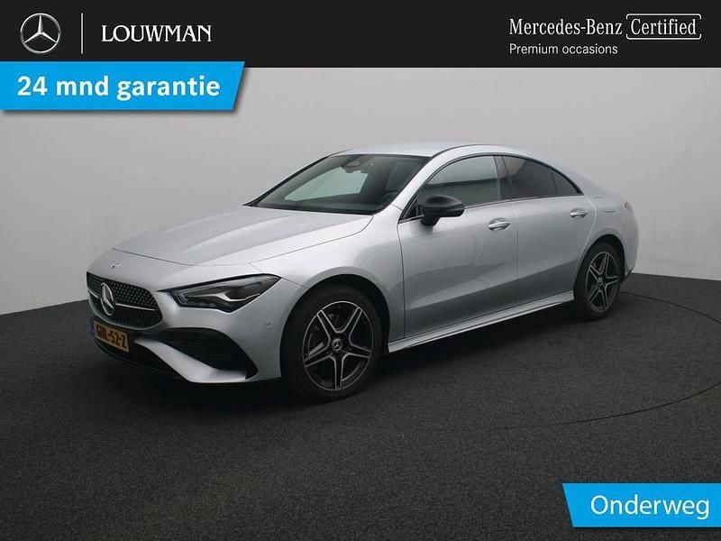 Grijs Gebruikt 2024 Mercedes CLA250e AMG line Sedan | € 39.945 (Iets duurder) - Afbeelding 1/4