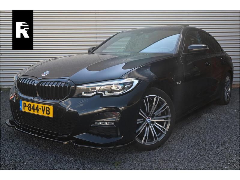 Zwart, metallic lak Gebruikt 2022 BMW 320 M Sport Sedan | € 31.950 (Eerlijke prijs) - Afbeelding 1/4