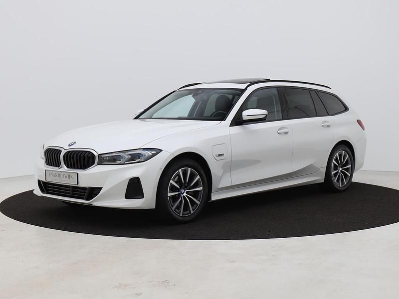 Wit Gebruikt 2022 BMW 320e Stationwagen | € 33.500 (Super prijs) - Afbeelding 1/4