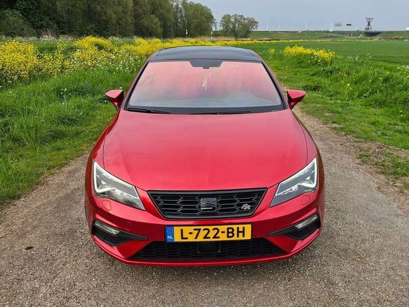 Rood Gebruikt 2019 Seat Leon FR Sedan | € 20.000 (Eerlijke prijs) - Afbeelding 1/4