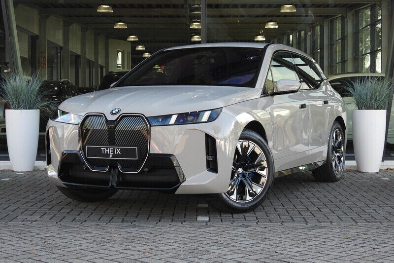 Dune grey Nieuw 2025 BMW iX M Sport SUV | € 99.990 - Afbeelding 1/4