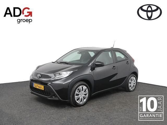 Zwart Gebruikt 2024 Toyota Aygo Play Hatchback | € 17.900 (Eerlijke prijs) - Afbeelding 1/4