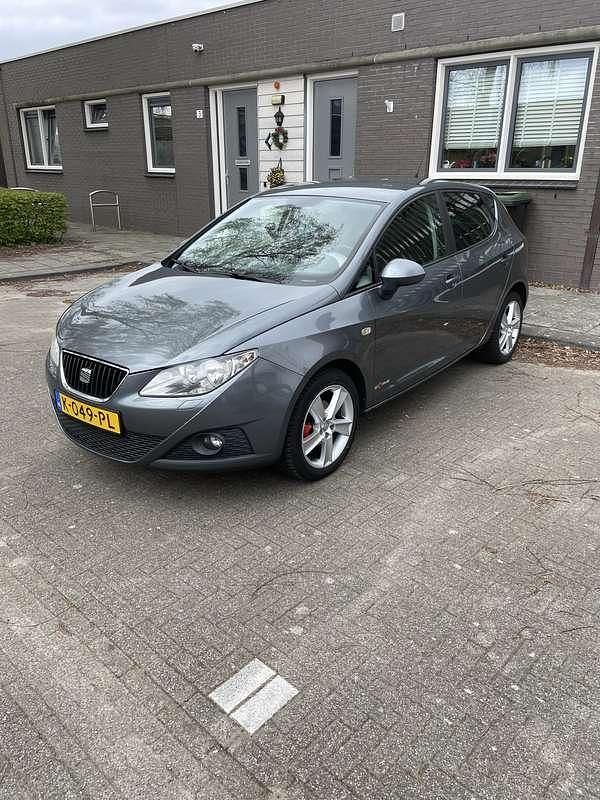 Grijs Gebruikt 2012 Seat Ibiza Reference MPV | € 3.500 (Eerlijke prijs) - Afbeelding 1/4