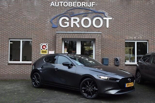 Grijs Gebruikt 2022 Mazda 3 Inclusive Hatchback | € 24.750 (Eerlijke prijs) - Afbeelding 1/4