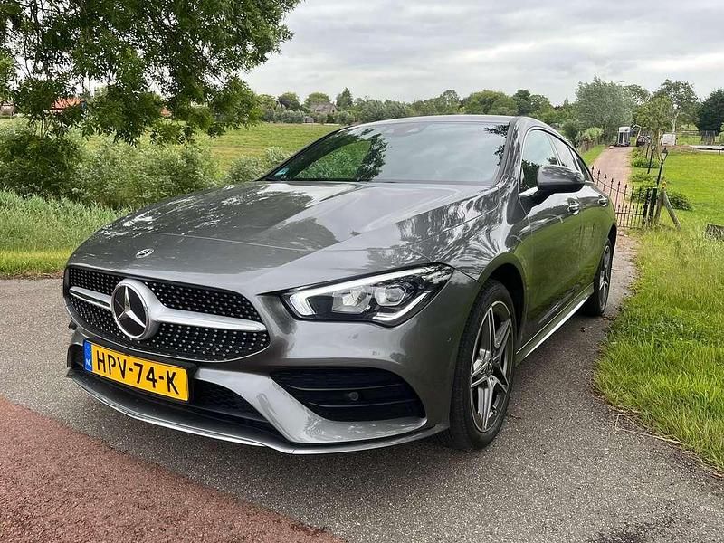 Grijs Gebruikt 2023 Mercedes CLA250e AMG line Sedan | € 32.499 (Super prijs) - Afbeelding 1/4