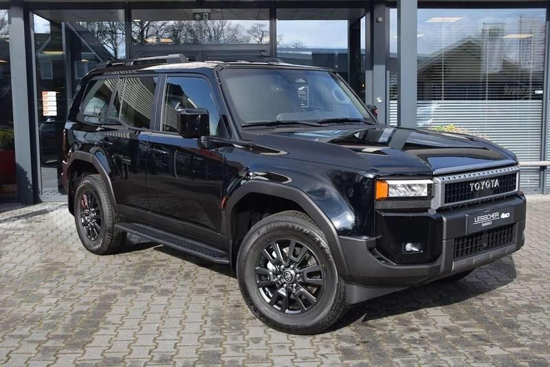 Zwart Gebruikt 2024 Toyota Land Cruiser Executive SUV | € 96.794 (Eerlijke prijs) - Afbeelding 1/4