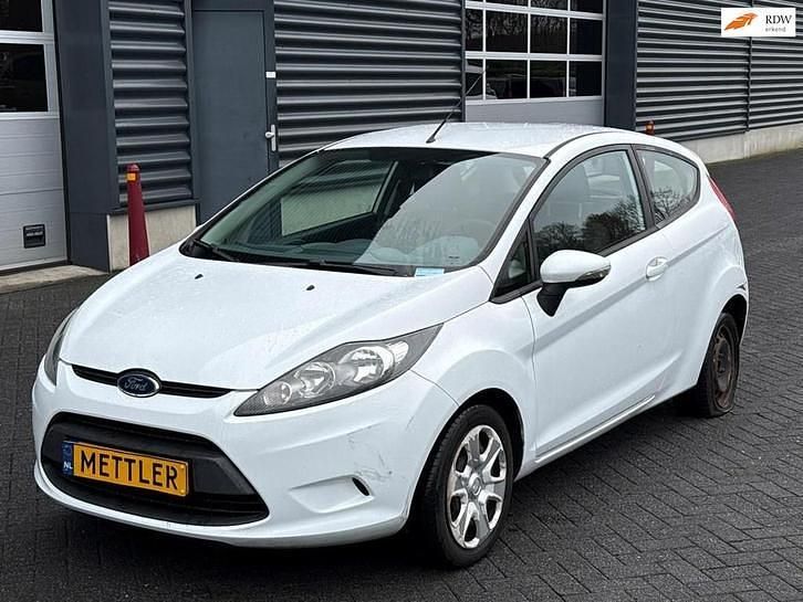 Wit Occasion 2010 Ford Fiesta Limited Hatchback | € 1.450 (Goede deal) - Afbeelding 1/4