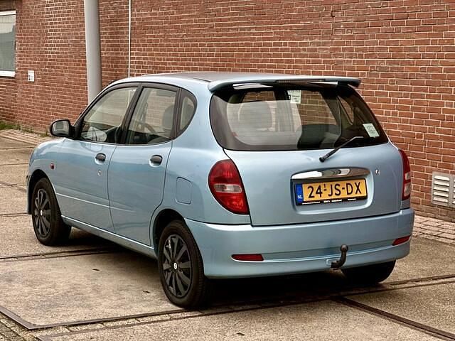 Occasion Daihatsu Sirion 59 PK (43 kW) 2002 Blauw, metallic lak Hatchback