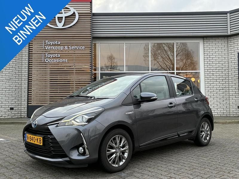 Grijs Occasion 2021 Toyota Yaris Hybrid Design Hatchback | € 13.890 (Super prijs) - Afbeelding 1/4