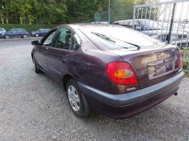 Occasion Toyota Avensis 110 PK (80 kW) 1999 Rood Sedan