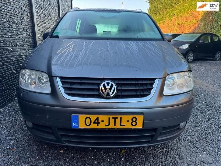 Grijs (metallic) Occasion 2005 VW Touran Trendline MPV | € 1.450 (Goede deal) - Afbeelding 1/4
