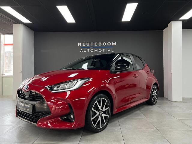 Rood Gebruikt 2022 Toyota Yaris Hatchback | € 19.499 (Goede deal) - Afbeelding 1/4