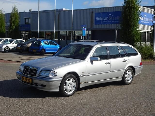 Grijs Gebruikt 2002 Mercedes C200 Stationwagen | € 1.950 (Duur) - Afbeelding 1/4