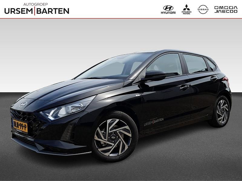 Phantom black (zwart mica) Occasion 2025 Hyundai i20 Comfort Hatchback | € 22.930 (Iets duurder) - Afbeelding 1/4