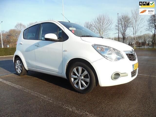 Wit (metallic) Occasion 2013 Opel Agila Edition Hatchback | € 3.850 (Goede deal) - Afbeelding 1/4