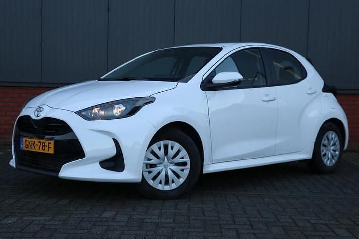 Wit Occasion 2024 Toyota Yaris Comfort Hatchback | € 20.950 (Super prijs) - Afbeelding 1/4
