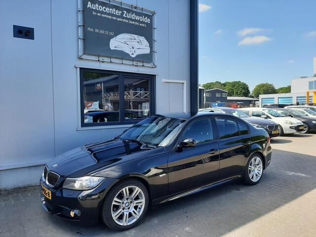 Zwart, metallic lak Gebruikt 2011 BMW 318 M Sport Sedan | € 6.949 (Eerlijke prijs) - Afbeelding 1/4