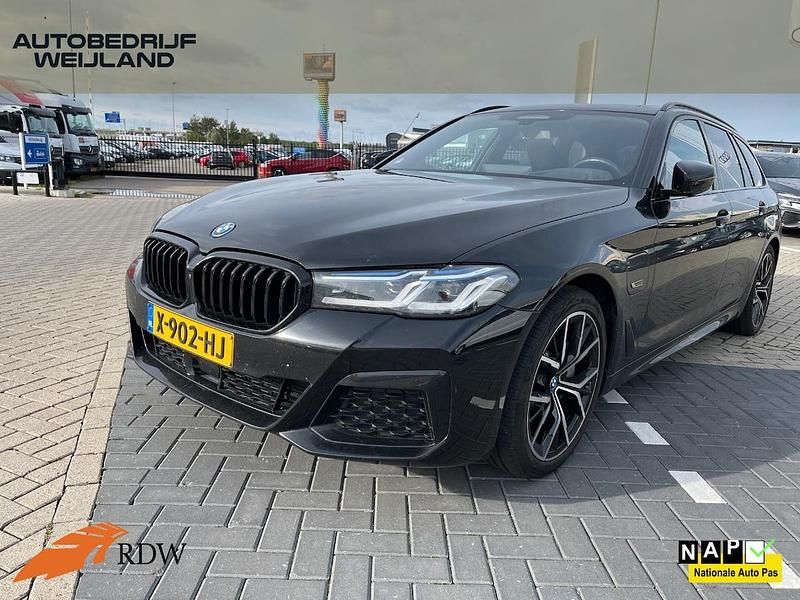 Zwart Occasion 2023 BMW 530e M Sport Stationwagen | € 40.900 (Eerlijke prijs) - Afbeelding 1/4