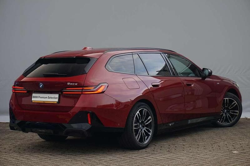 Occasion BMW 550e M Sport 489 PK (359 kW) 2025 Rood Stationwagen