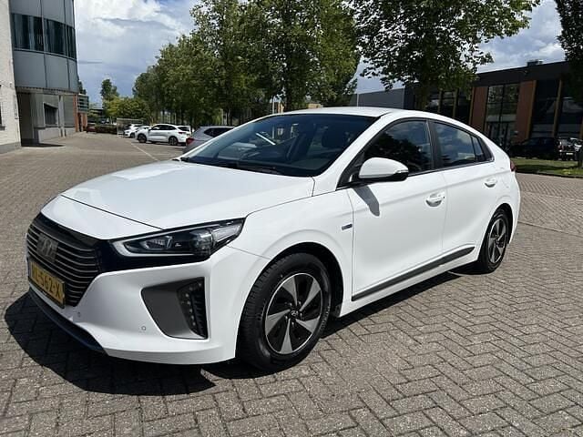 Wit, metallic lak Gebruikt 2018 Hyundai Ioniq Comfort Hatchback | € 12.995 (Eerlijke prijs) - Afbeelding 1/4