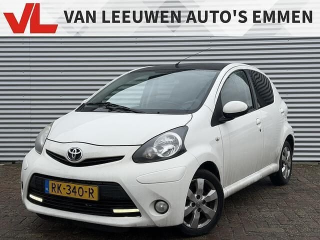 Wit (metallic) Occasion 2014 Toyota Aygo Hatchback | € 4.948 (Eerlijke prijs) - Afbeelding 1/4