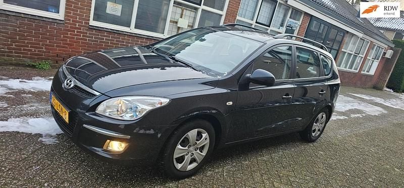 Zwart Gebruikt 2010 Hyundai i30 Dynamiq Stationwagen | € 2.950 (Eerlijke prijs) - Afbeelding 1/4
