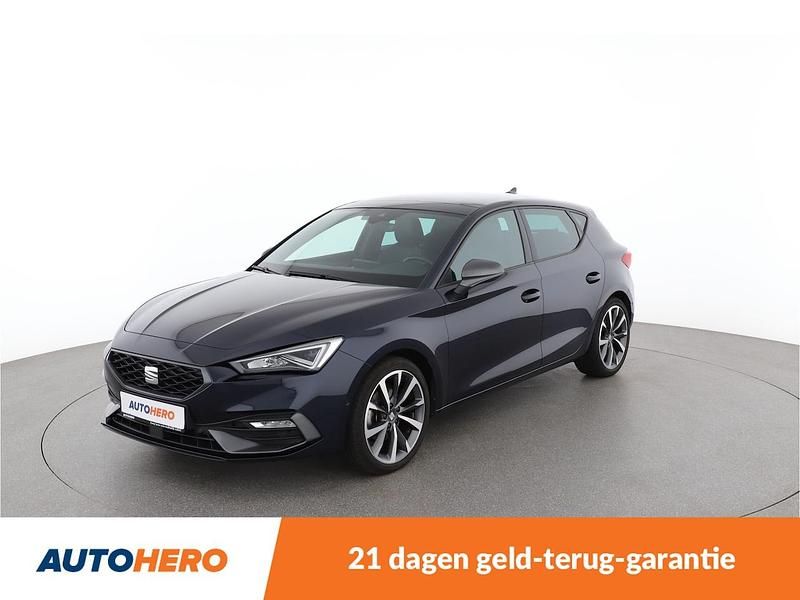 Blauw (metallic) Gebruikt 2022 Seat Leon FR Hatchback | € 25.149 (Eerlijke prijs) - Afbeelding 1/4