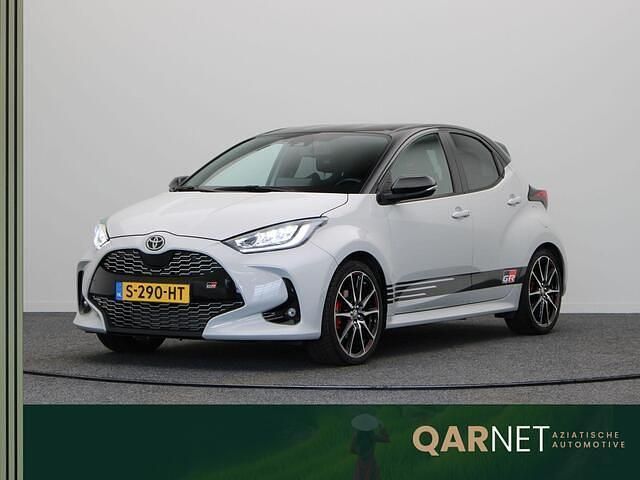 Grijs Gebruikt 2022 Toyota Yaris Sport Hatchback | € 25.445 (Eerlijke prijs) - Afbeelding 1/4