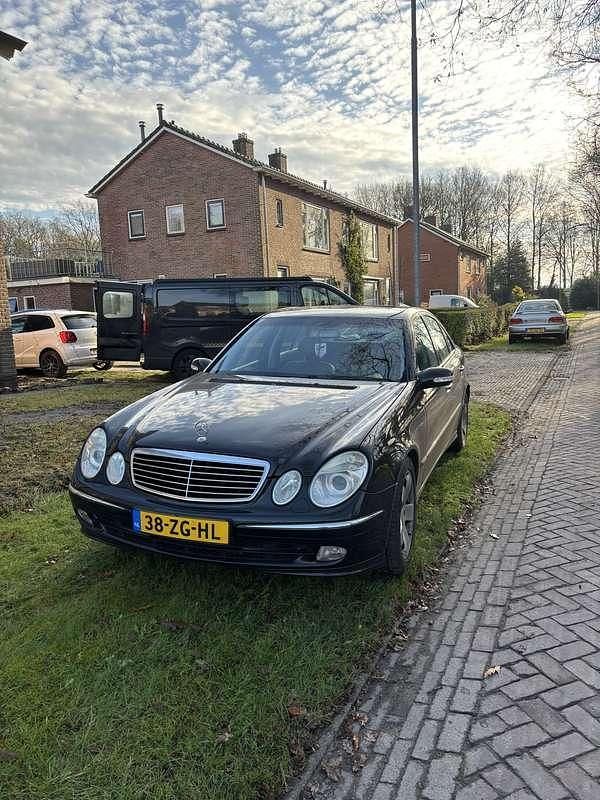 Zwart Gebruikt 2002 Mercedes E320 Classic Sedan | € 4.500 - Afbeelding 1/4