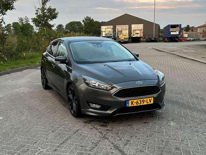 Grijs Gebruikt 2014 Ford Focus Titanium Hatchback | € 7.500 (Iets duurder) - Afbeelding 1/4