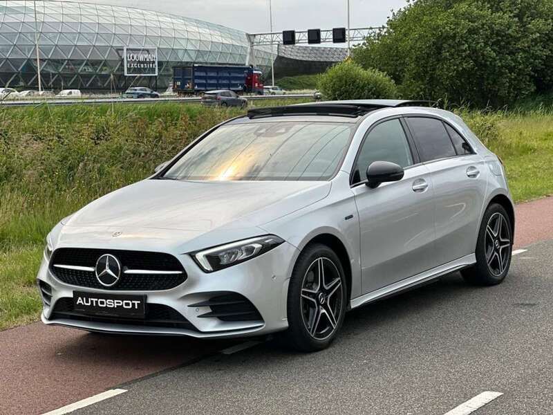 Zilver, metallic lak Gebruikt 2020 Mercedes A250 AMG Hatchback | € 29.950 (Eerlijke prijs) - Afbeelding 1/4